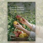 Der Guide Äpfel & Quitten haltbar machen vor einem Apfelbaum mit Erntekorb