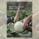 Der Guide Kohl & Sauerkraut: Wintervorrat vor einem Gemüsebeet mit Weißkohl und Rotkohl